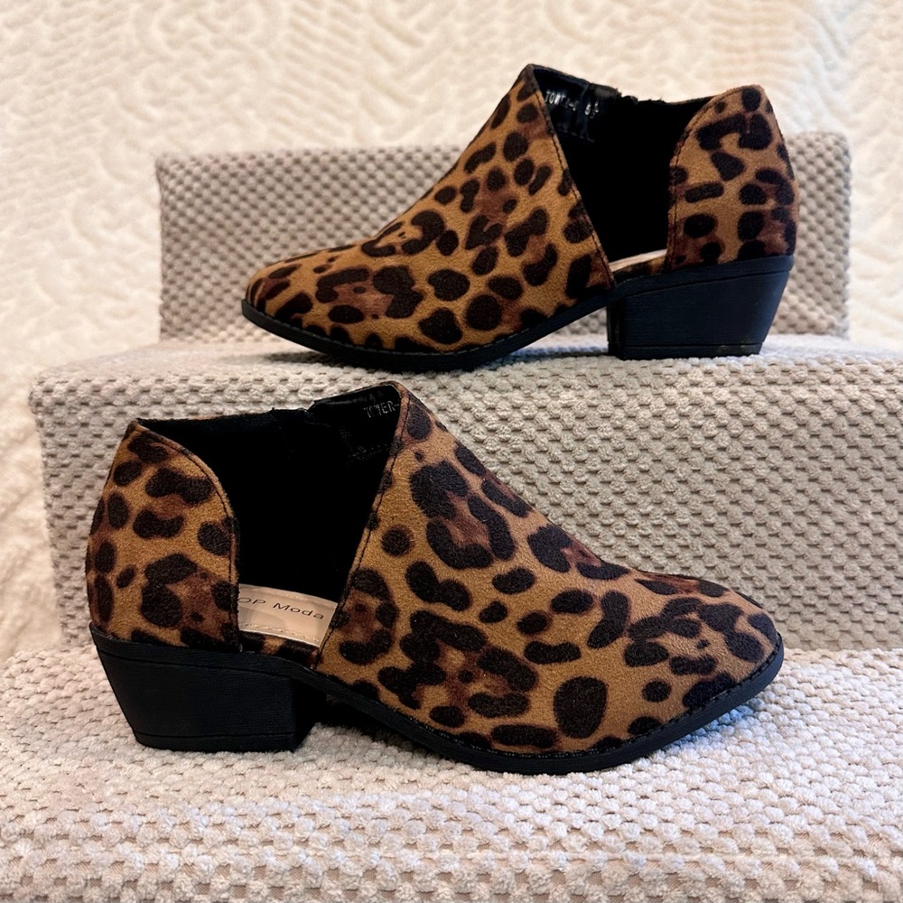 Top Moda-Leopard print Booties-Zips on inside-Worn once-Sz 5.5